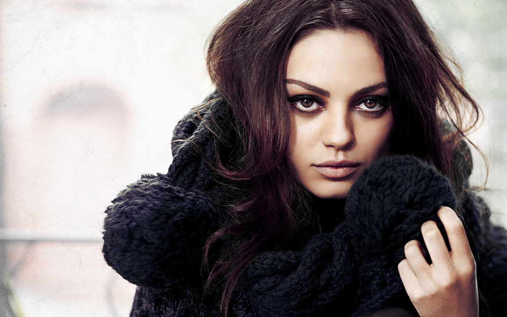 WCW-WomenCushWednesday-Mila-Kunis-08