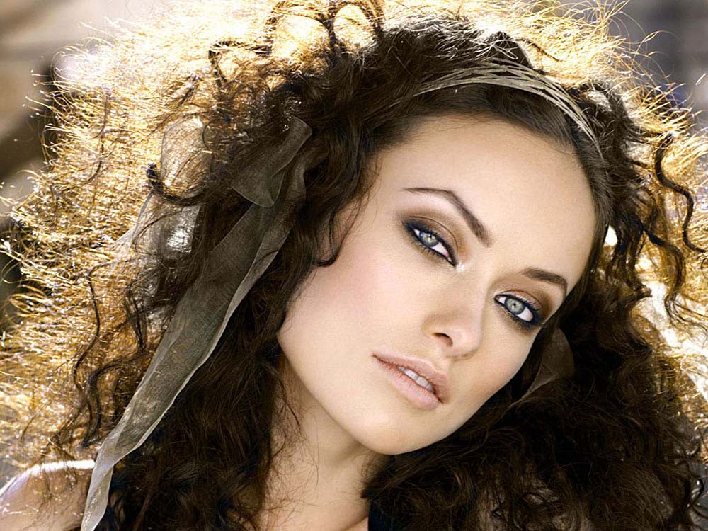 WCW-WomenCushWednesday-Olivia-Wilde-15