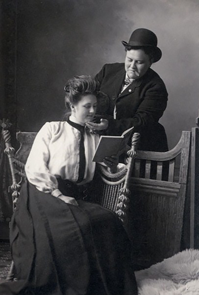 1900-Anna Moor and Elsie Dale